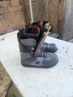 Snowboard boots