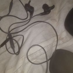 Bose In ear Headphones, True Sound, SoundSport, in ear buds- excellent acoustics!