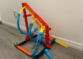 Hot Wheel Twist Track Set