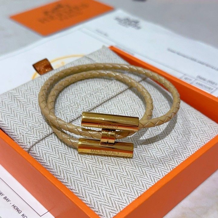 Braided bracelet, gold IH buckle design