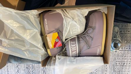 Brand New Moon Boot 