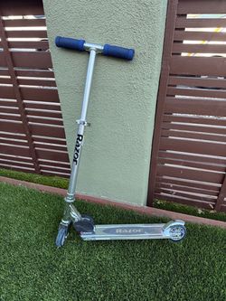 Classic Razor A Kick Scooter – Silver / Blue Grips