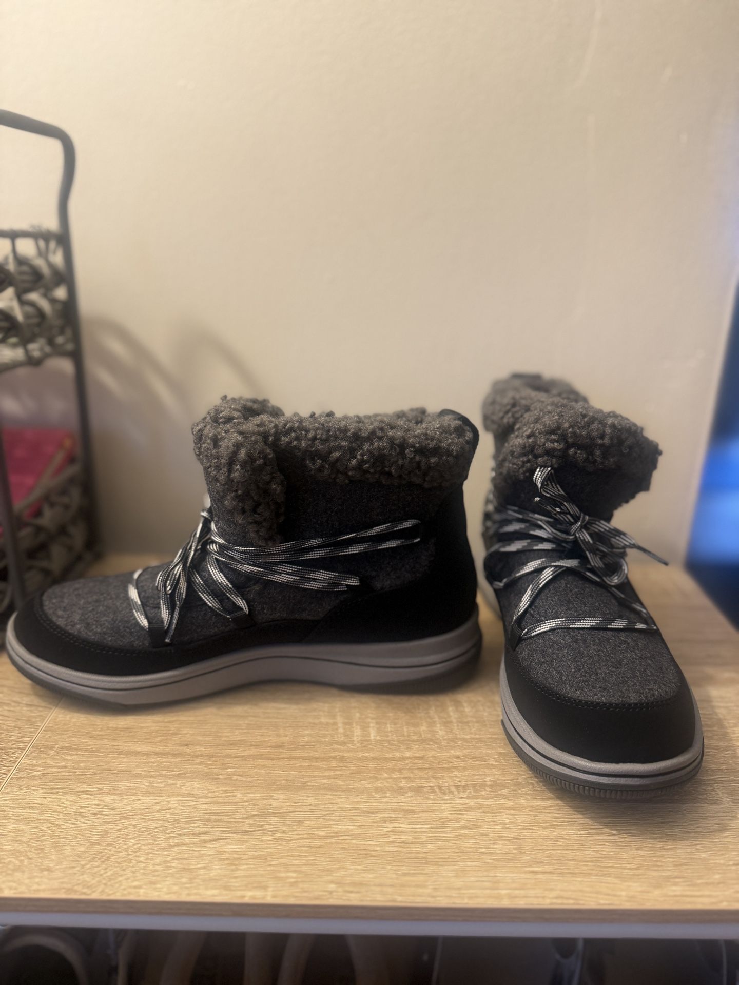 New—-Clark Boots Size 7 1/2 Regular NOT Wide