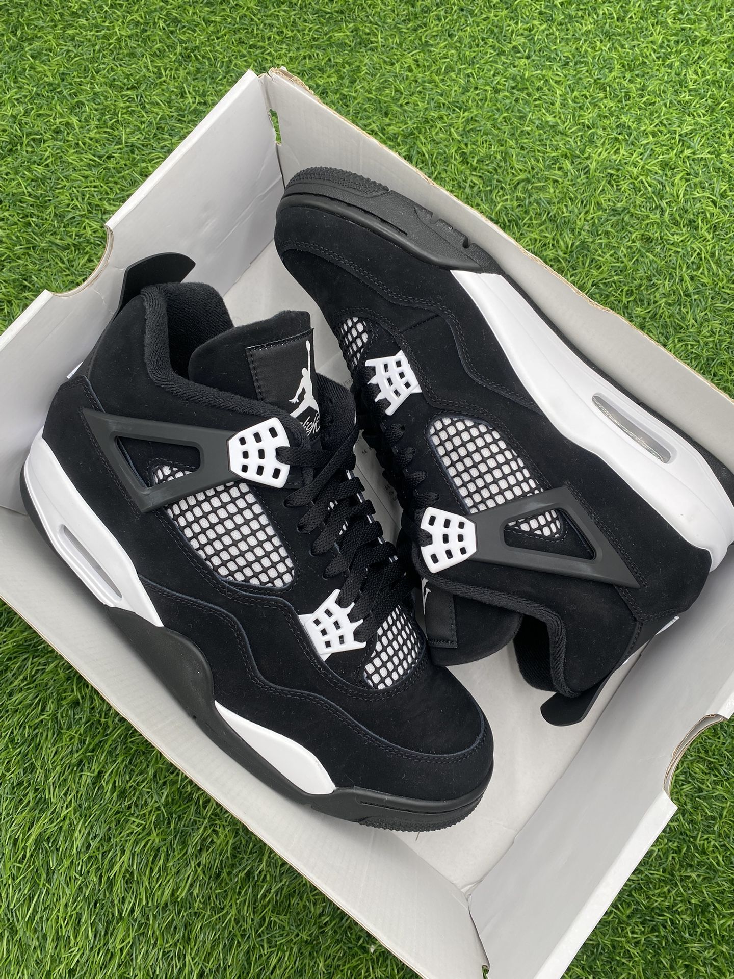 New Air Jordan 4 “White Thunder” Size 10M