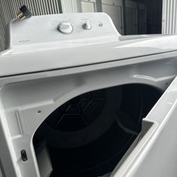 Hotpoint Electric Dryer - Works Perfectly!  Selling a dependable Hotpoint electric dryer in great working condition! 	•	Large capacity 	•	Multiple hea