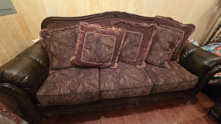 Like New- Fancy Living Room sofas set cushions included