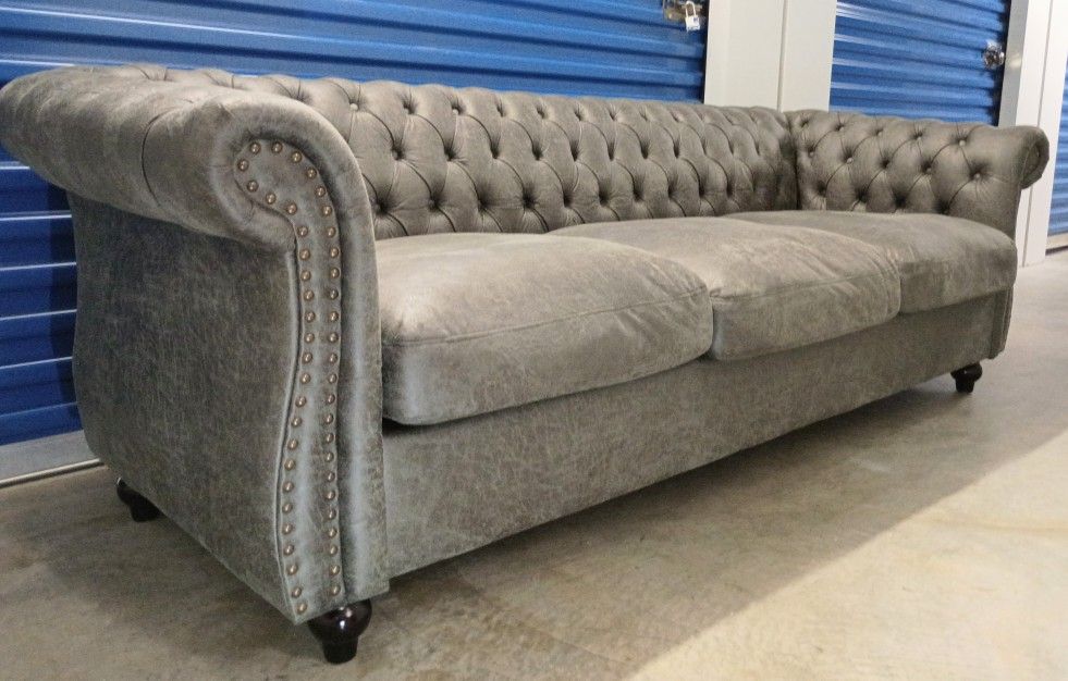 Boujee Chesterfield Couch #PENDING#