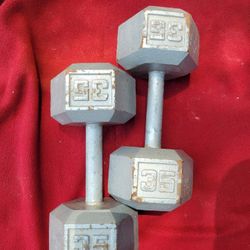 SET OF 35LB  HEXHEAD DUMBBELLS
 TOTAL 70LB
11525 S HALSTED  DUNKINDONUTS/7111.S WESTERN WALGREENS 
70$   CASH ONLY  AS IS