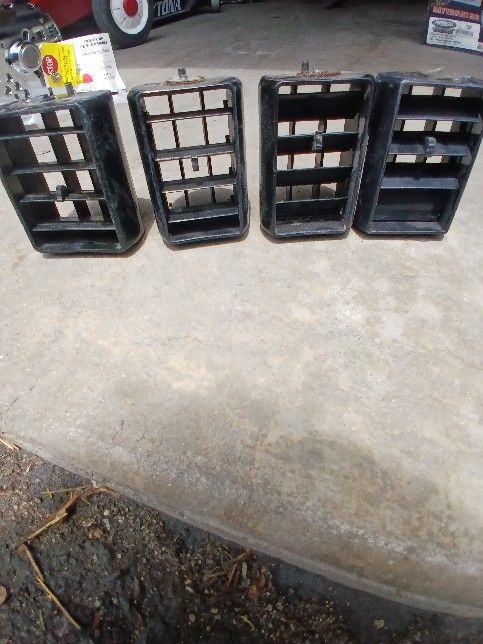85-88 G Body Dash Vents
