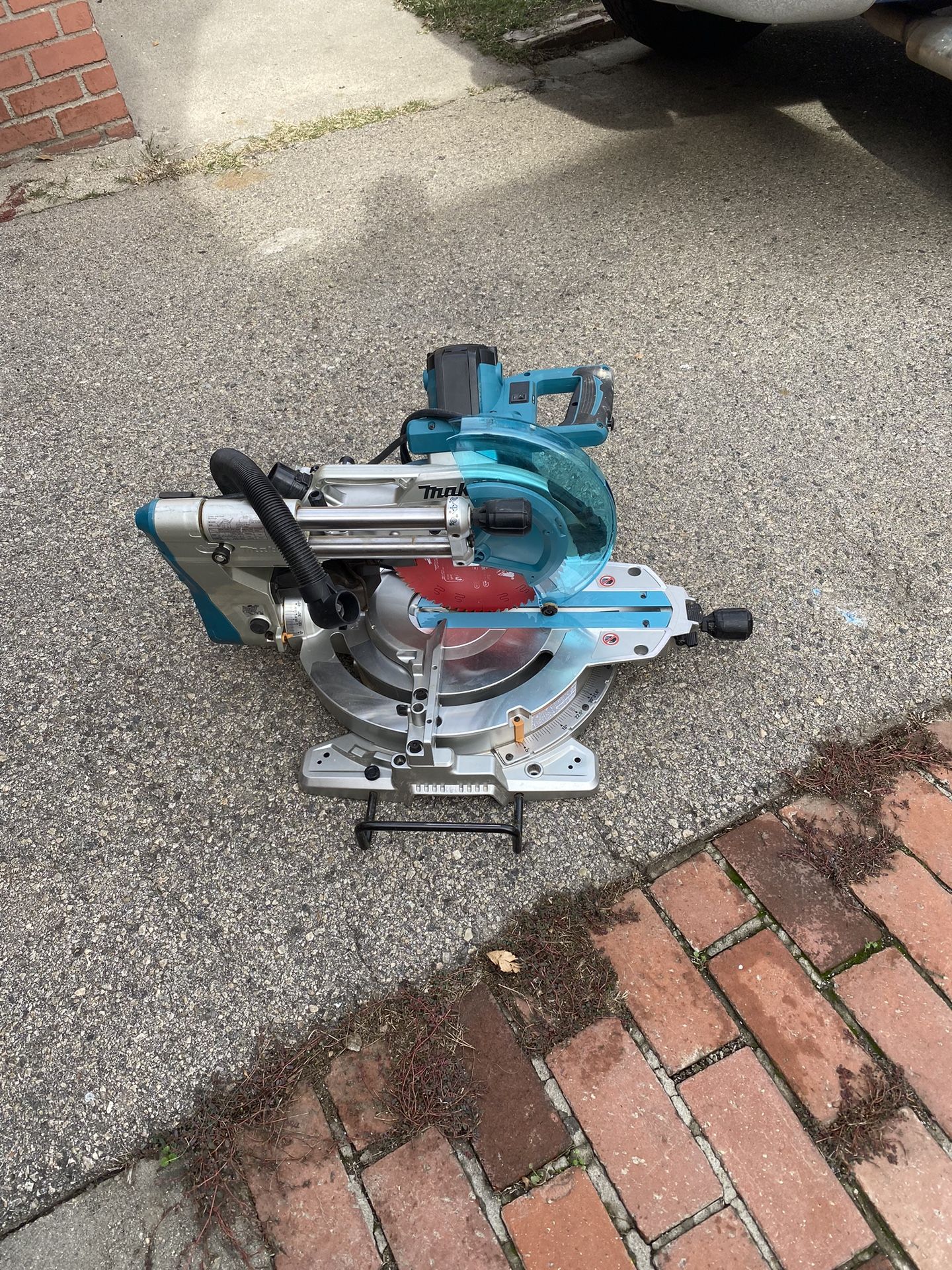 Makita Slidding Miter Saw