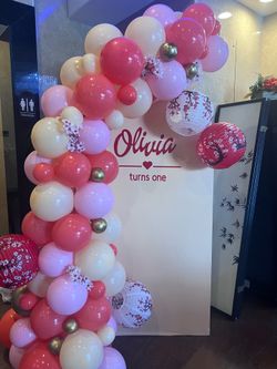 Balloon install with backdrop and garland