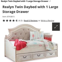 🔥 Ashley REALYN Twin Daybeds – 2 Beds! BEAUTIFUL & CLEAN – $550 🔥