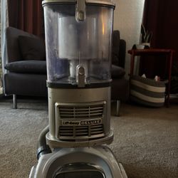 Shark Navigator Lift-Away Deluxe Vacuum