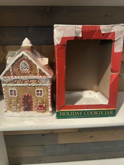 Holiday collection gingerbread house cookie jar (new)