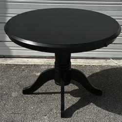 ROUND DINING / KITCHEN TABLE IN EXCELLENT CONDITION - delivery is negotiable