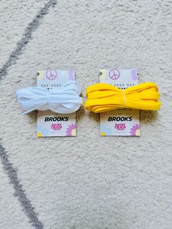 daisy chain x brooks exclusive white and yellow shoelaces