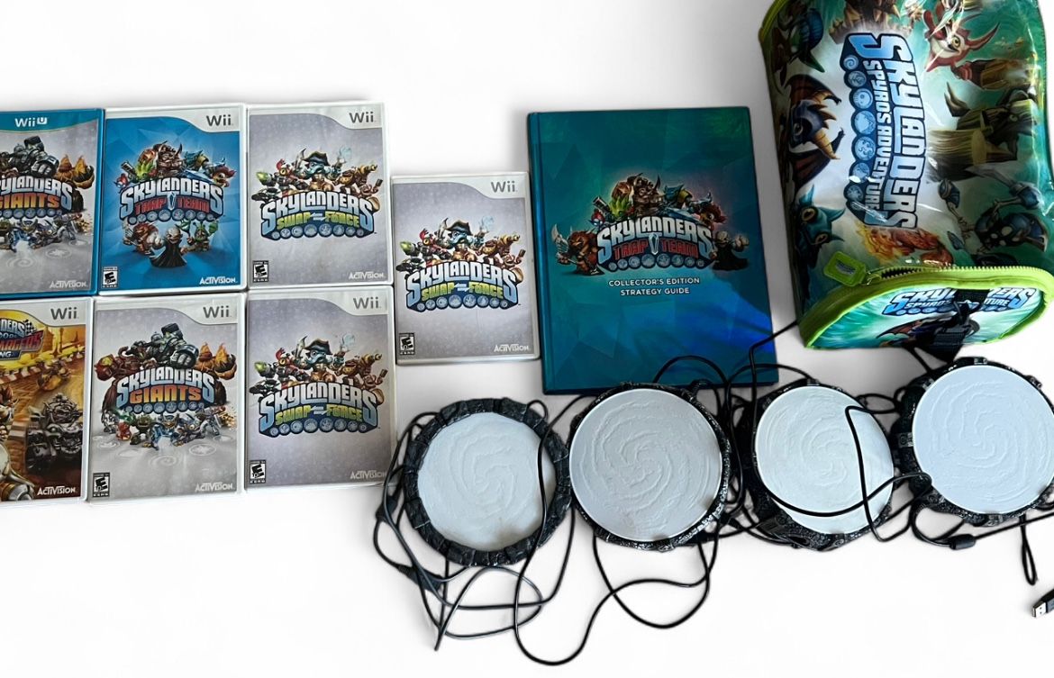Huge Skylanders Wii Bundle – 8 Games, 4 Portals, Strategy Guide + Case