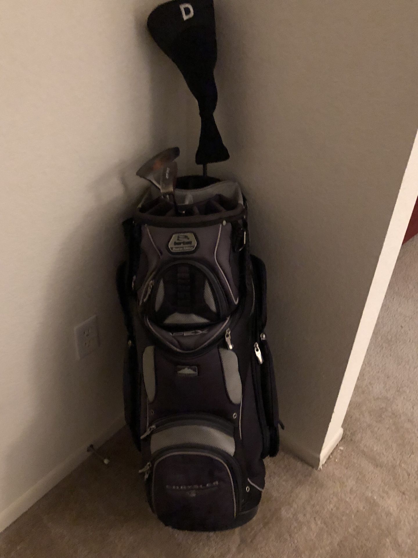 Golf bag with clubs