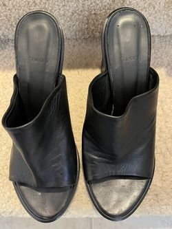 In San Marcos - Size 8.5 Theory Fine Leather Block Sandals
