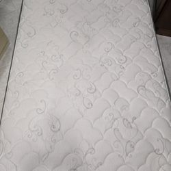 Serta Full Size double (EXCELLENT CONDITION/LIKE NEW)