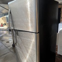 Refrigerator  20 cu ft top freezer refrigerator Works Great