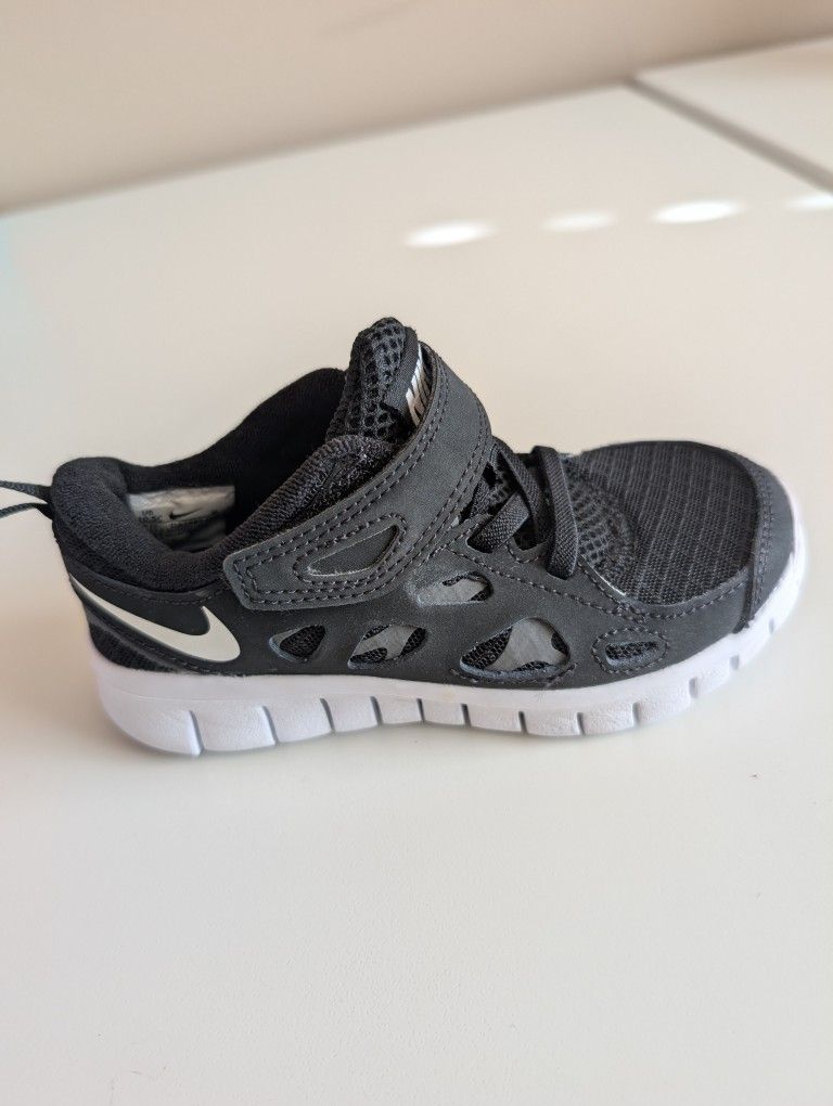 Nike Free Run 2, Little Kids, Brand New Black and White Sneakers Shoes