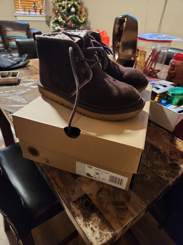 UGGS. BOOTS