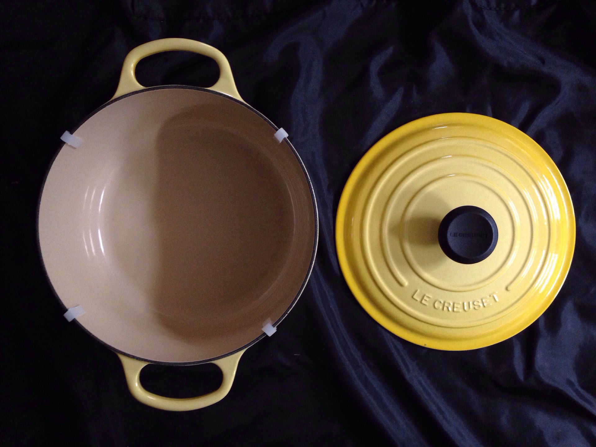 Solskoldning lort Manager Le Creuset 4.5 qt Round Dutch Oven (Soleil); Price Varies for Sale in  Seattle, WA - OfferUp
