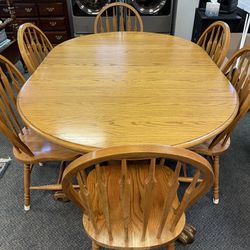 Oak Dinning Table (72”x 48”) 7 Chairs And 1 Leaf. Chairs Are In Great Shape And Table Is a Little Worn But Solid Wood, Delivery Available 