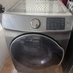 Samsung dryer in very good condition.