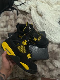 Air Jordan 4 Thunder Black Yellow Sneakers