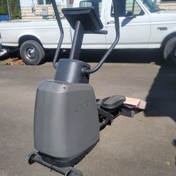 Elliptical machine with new screen