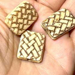 4 Carved Horn Beads