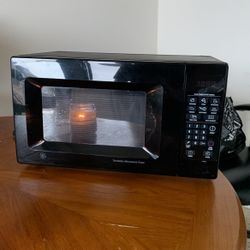 GE Microwave Oven .7 Cu. Ft.