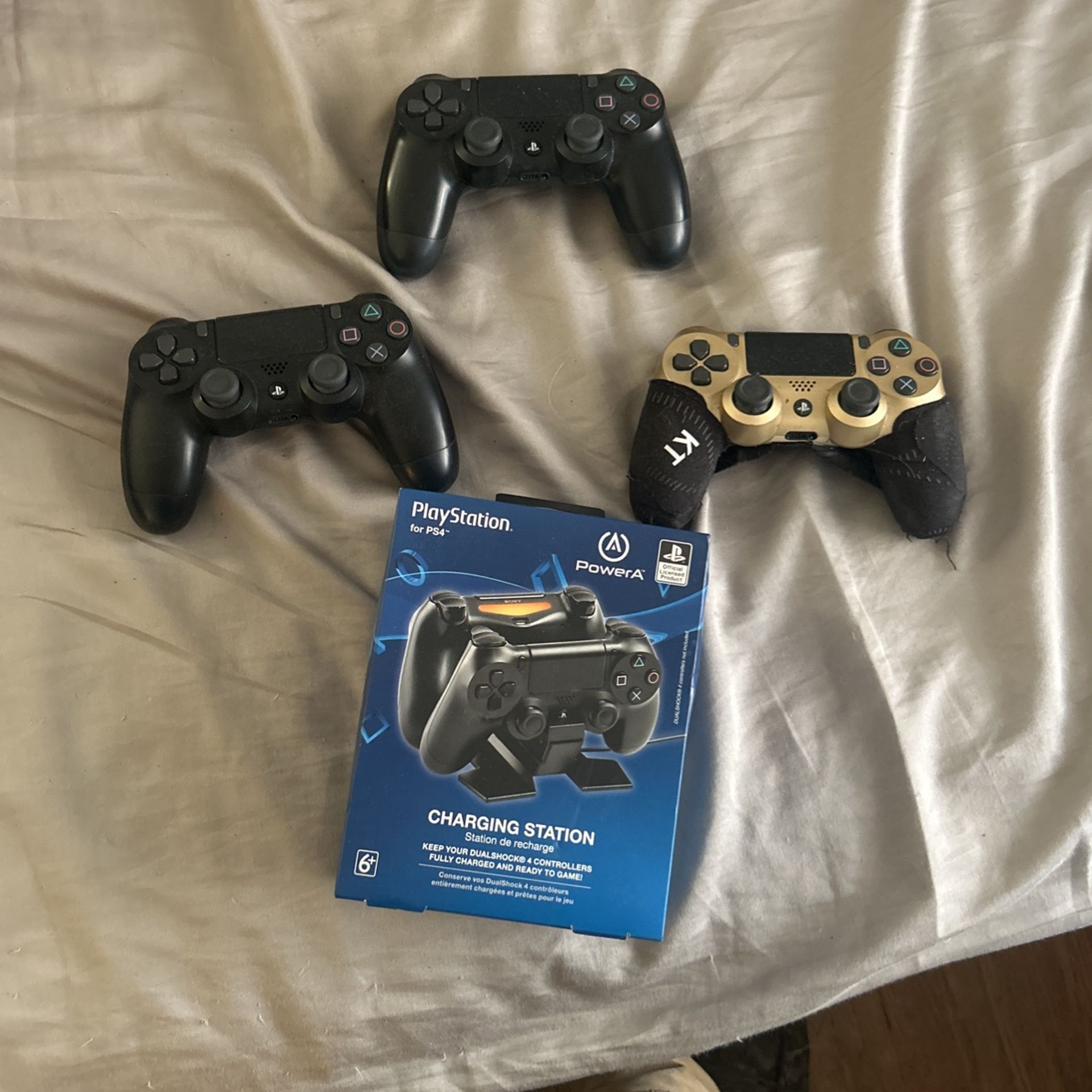 3 PS4 DualShock controllers + Charging Station