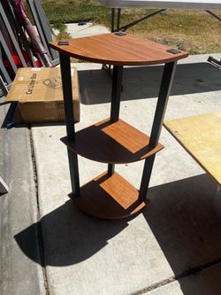 Corner accent table