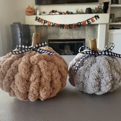 Chunky Yarn Pumpkin Set $20