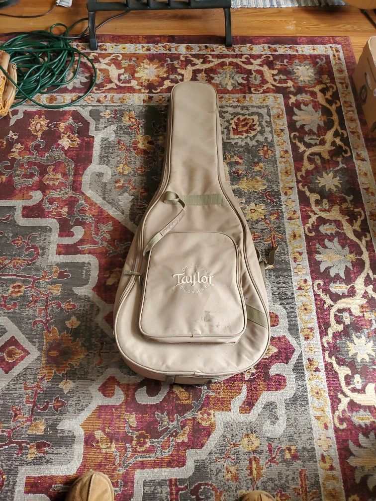 TAYLOR  GUITAR CASE   (soft, padded)