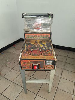 VINTAGE ARCADE MACHINE