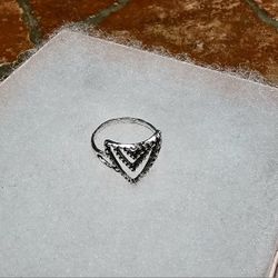 ESTATE FIND LADIES NEW SIZE 5.5 SILVER STUDDED CHEVRON SILVER ACCENT RING 