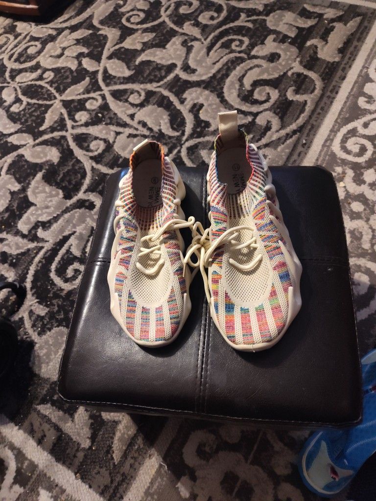 Women's https://offerup.com/redirect/?o=U25lYWtzLlN6 9.strong