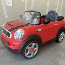 Mini Cooper Kids Ride On 6 Volts (like new) (with Headlights, Forward, And Reverse). 