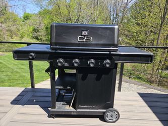 Lightly Used And Well Kept Charbroil Grill & Cover