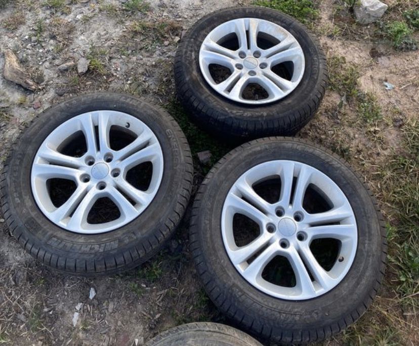 Dodge Charger tires