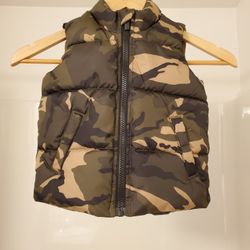 Old Navy Camo Puffer Vest (2T)