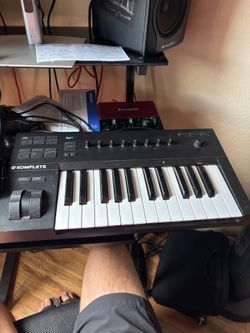 Komplete Kontrol M32 MIDI Keyboard