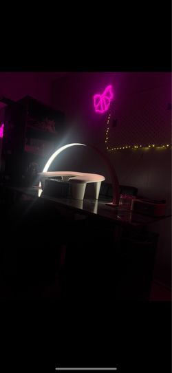 Nail desk