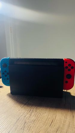 Nintendo Switch 1, comes with dock and games
