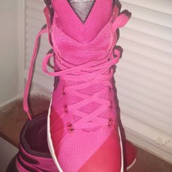 Nike Hyperdunk  (Think Pink Edition) size 9.5 Men's 11 women's 