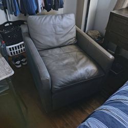 Like New LEATHER CHAIR THAT SWIVELS